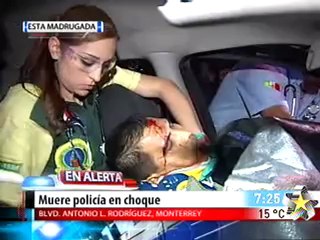 Muere policía en choque (Fuertes Imagenes)