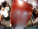 EFFRAYANT - Un cercueil dans un ascenseur Caméra cachée