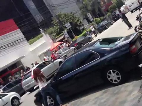 Femme furieuse casse l'auto de son mari