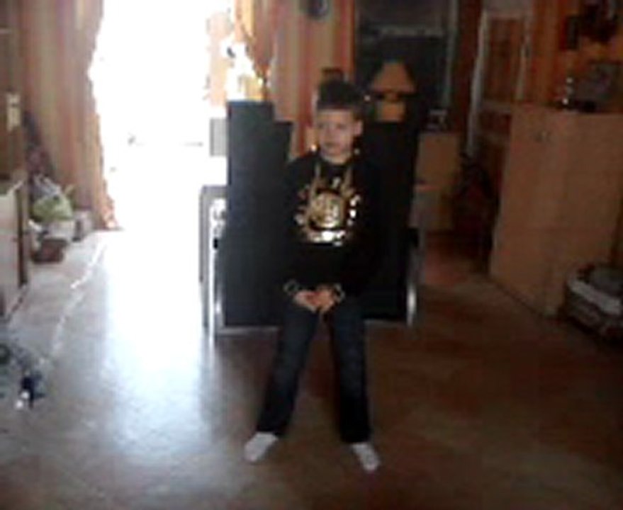 V08-12-12_14-31 mon loulou qui danse
