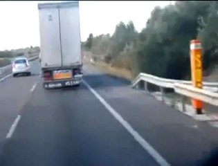 Camion littéralement soulevé parle vent !!!