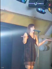 Alizée interpréte "laisse tomber les filles" lors du sidaction