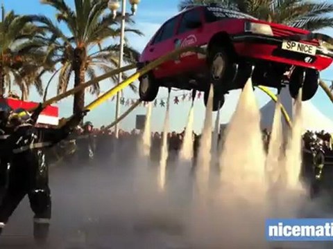 Nice - des pompiers font voler une voiture à la force de l'eau