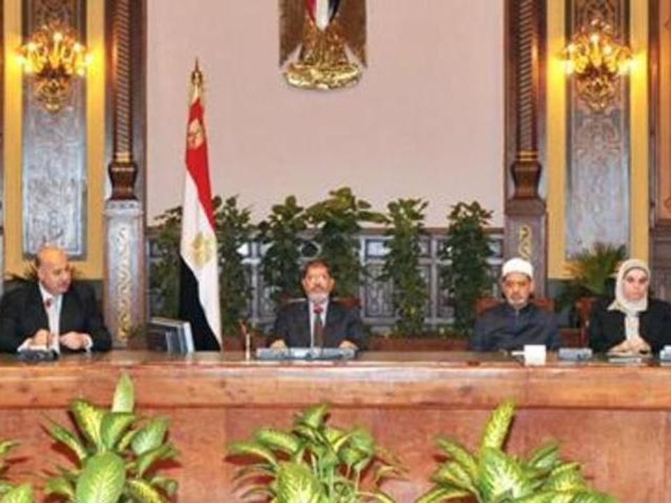 Egypt's Morsi rescinds controversial decree