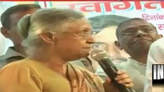 Egg thrown on Congress party Politician - Sheila Dixit--INDIA TV