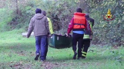 Скачать видео: Firenze - Soccorso a persona nel fiume Arno (01.12.12)