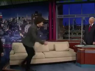 VIDEO Dustin Hoffman embrasse un One Direction sur la bouche