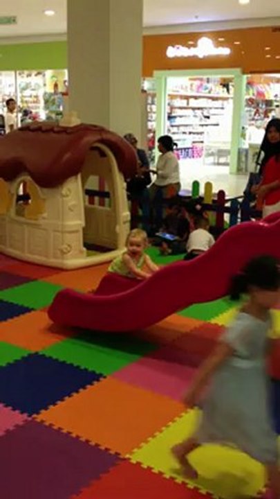 Gabrielle au playground 2