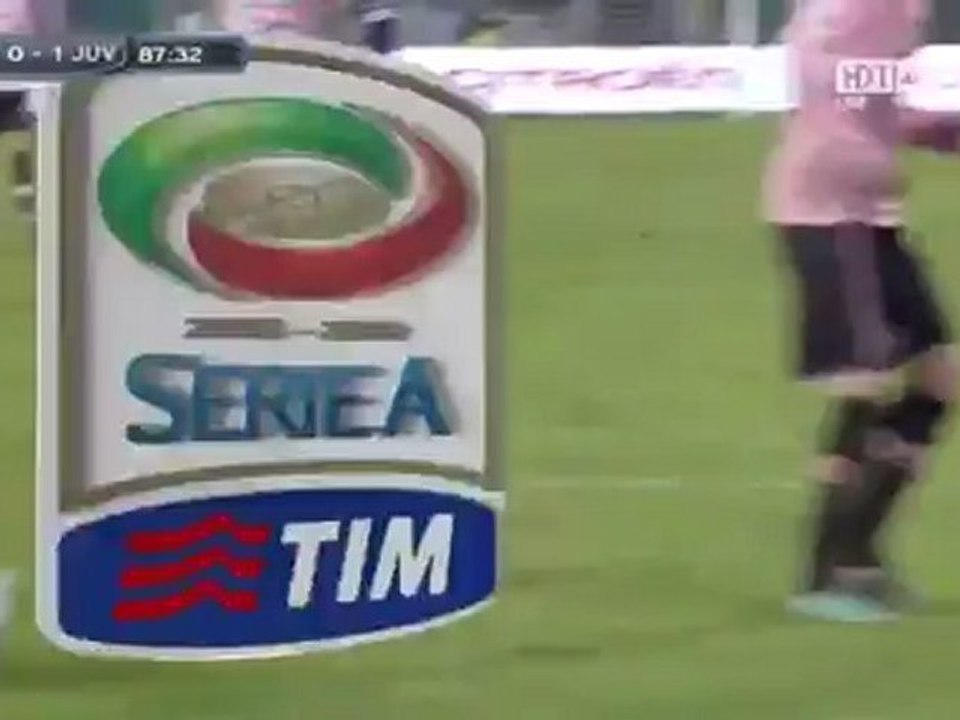Bonucci ăn vạ quá lộ liễu