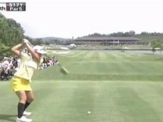 さくらちゃん　３２０ヤードティー・ショットで２オン狙い！