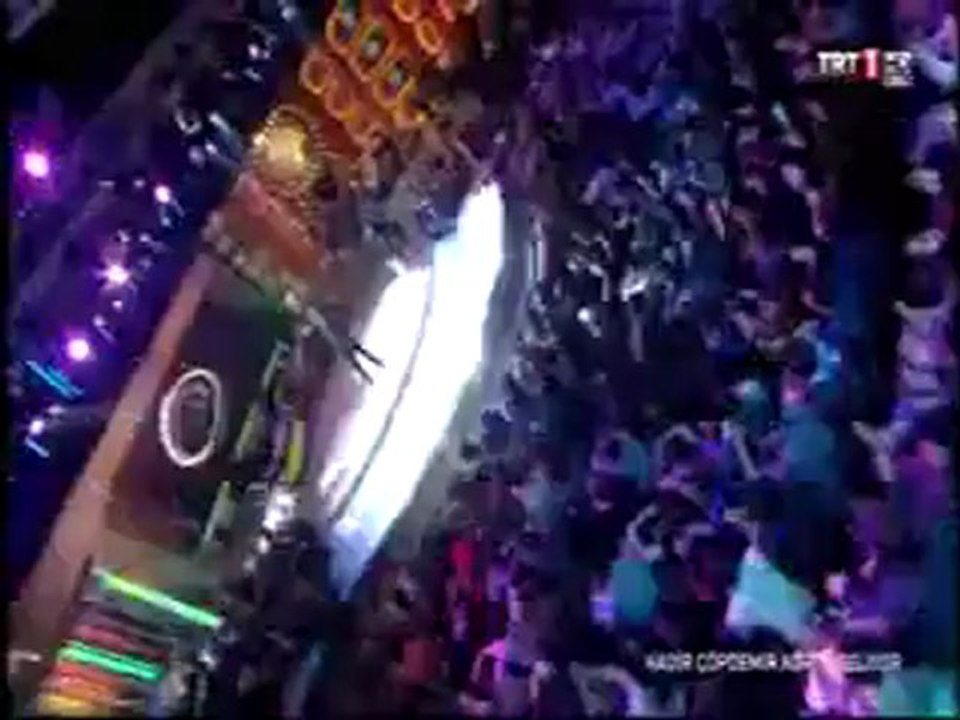 Soner Sarıkabadayı - İnsan Sevmez Mi (Koptu Geliyor)