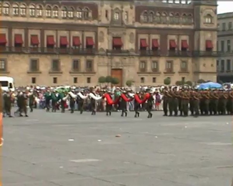 Mexico - Relève du drapeau