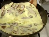 Aprenda a fazer omelete cremosa com cogumelos