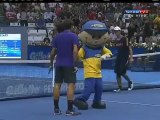Roger Federer et Jo-Wilfried Tsonga effectuent quelques pas de danse lors d'une exhibition
