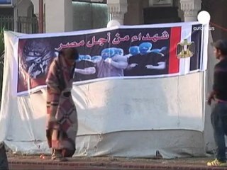 La oposición laica egipcia mantiene el pulso a Mohamed...