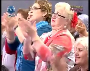 Canlı Yayın Esnasında Düşen Serap Ezgü'nün En Güldürücü Sahnesi