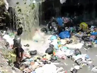 Une rivière polluée au Népal