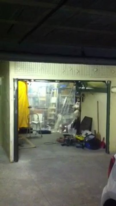 Porte sectionnelle plafond motorisée posée par APG Accès Portes de Garage