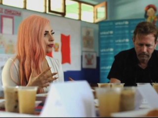 Lady Gaga jugó fútbol, cantó y charló con jóvenes de un colegio en Perú