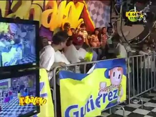 El Delfín se brinca a las gradas.