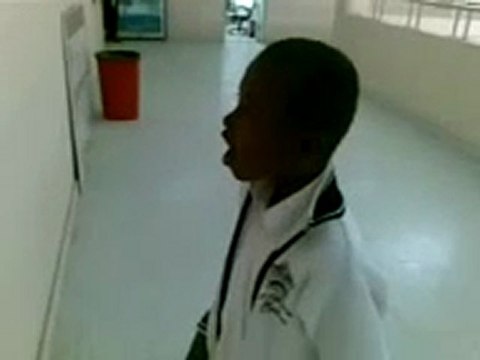 Un enfant imite une sirène de police - The Appli dispo sur l'app store Gratuit - # TheAppli