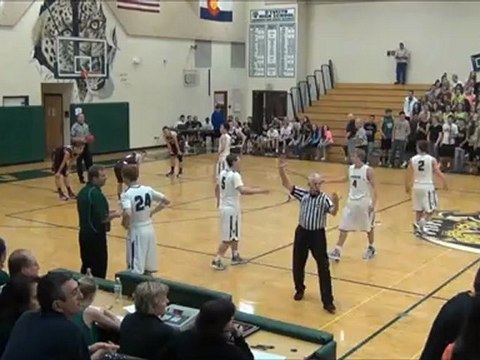 Basketteur trisomique marque le point final en basket-ball