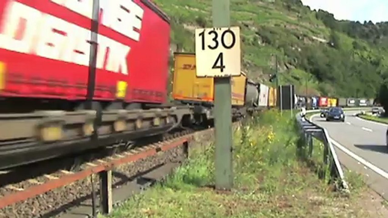 Züge und Schiffe bei Oberwesel, SBB Cargo Re482, 101, 151, 3x 185, 2x 143, 2x 460