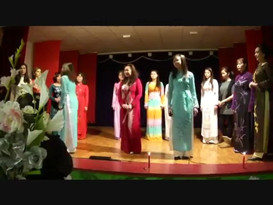 Biểu diễn thời trang áo dài 01 ( hors scène 11-12-2010)