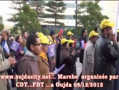 وقفة احتجاجية لكل من الكنفدرالية الديموقراطية للشغل والفديرالية للشغل بوجدة احتجاجا على سياسة حكومة عبدالاله بنكيران