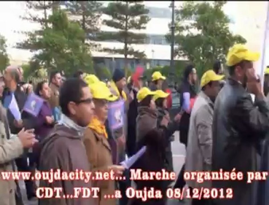 وقفة احتجاجية لكل من الكنفدرالية الديموقراطية للشغل والفديرالية للشغل بوجدة   احتجاجا على سياسة حكومة عبدالاله بنكيران