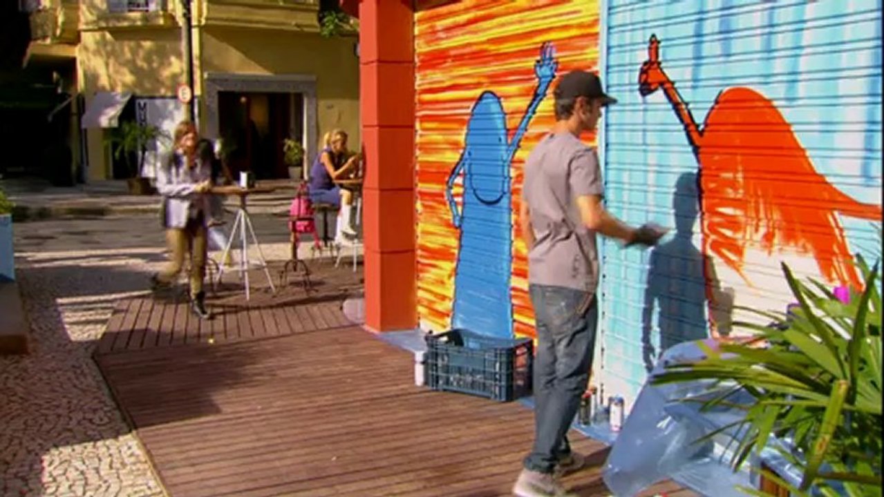 Lia se oferece para ajudar Gil na grafite