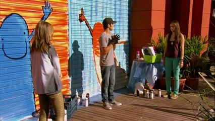 Lia desiste de ajudar Gil ao vê-lo com Ju