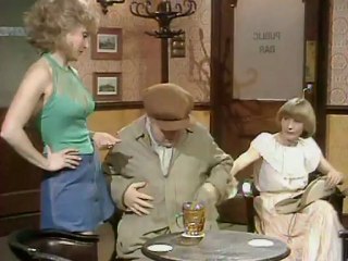 el show de benny hill 1x19: El villano del año