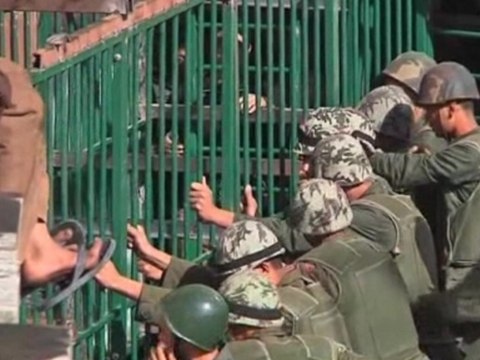 Egypt protesters rock palace walls