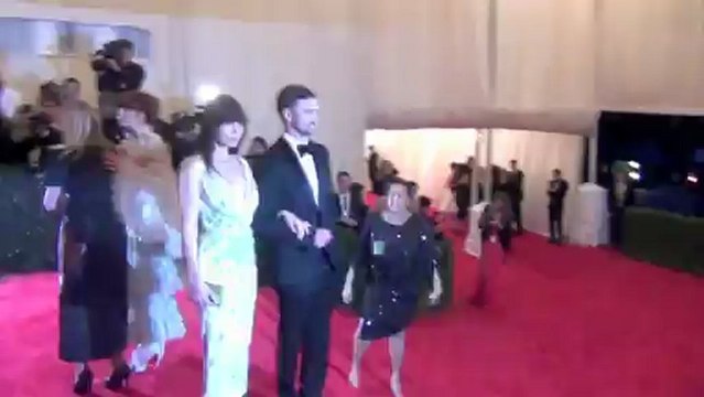 What's Jessica Biel's Beef with Anne Hathaway?