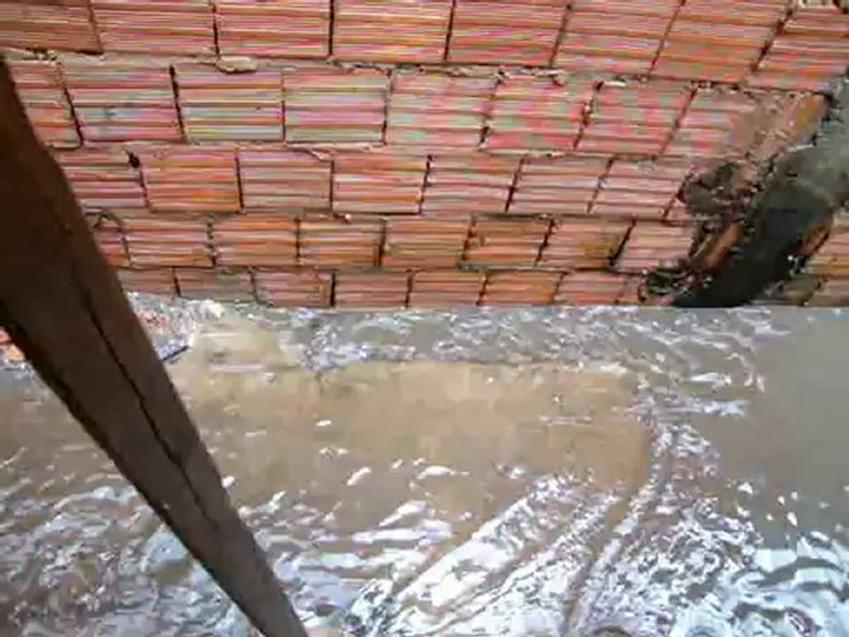 ESGOTO DA CAESB INUNDA QUINTAL DE USUÁRIOS DE MERDA.