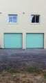 Double porte de garage Sectionnelle motorisée G60 Satin,  Finition Flair, Coloris Vert RAL 6019 posée par APG Accès Portes de Garage