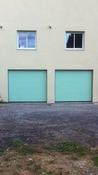 Double porte de garage Sectionnelle motorisée G60 Satin, Finition Flair, Coloris Vert RAL 6019 posée par APG Accès Portes de Garage