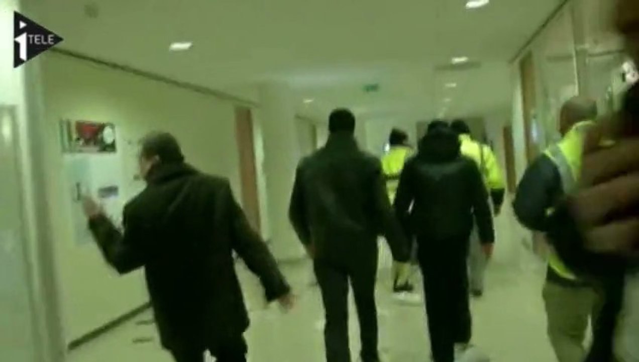 PSA : des salariés furieux investissent le site de Poissy