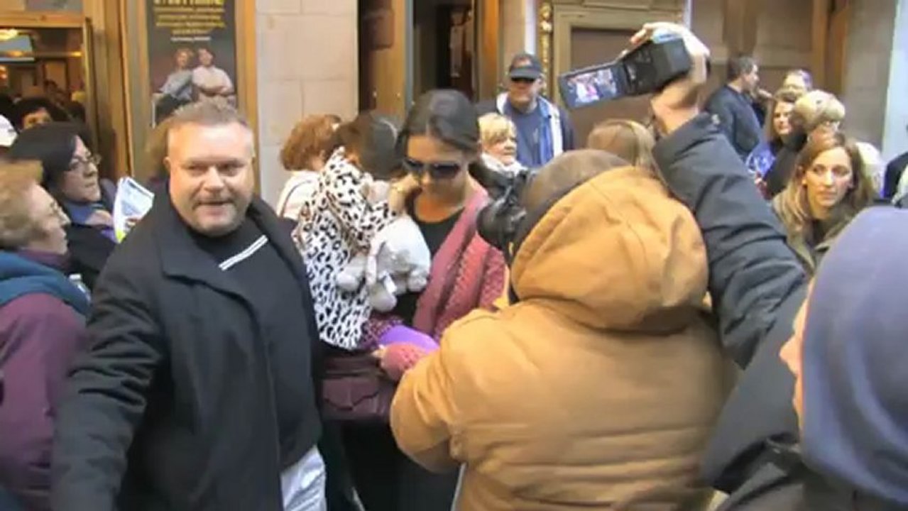 Katie Holmes kümmert sich um weinende Suri