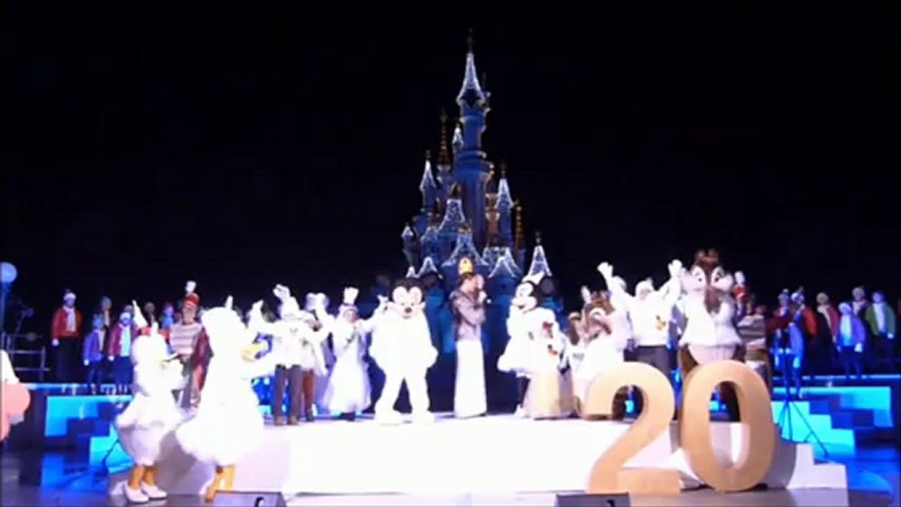Chante C'est Noel chanté à Disneyland Paris