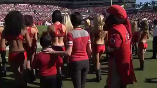 Un enfant danse avec des pom-pom girls - The Appli dispo sur l'app store Gratuit - # TheAppli