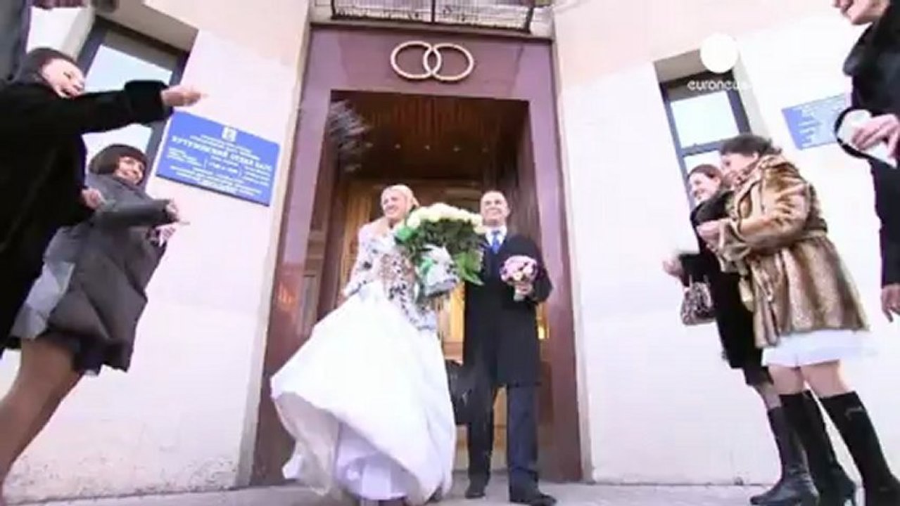 Couples rush to the altar on 'lucky' date