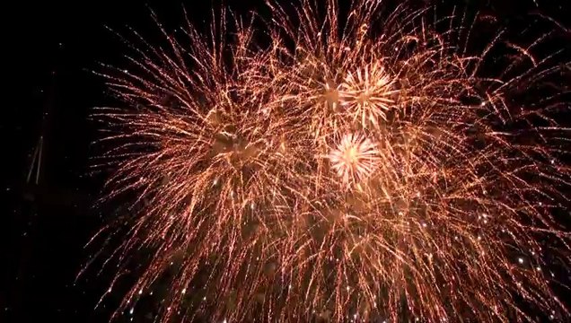 Millau : 12/12/12 Feu d'artifice au pied du viaduc