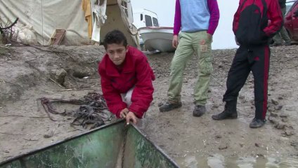 Syrians escape to Turkey by boat