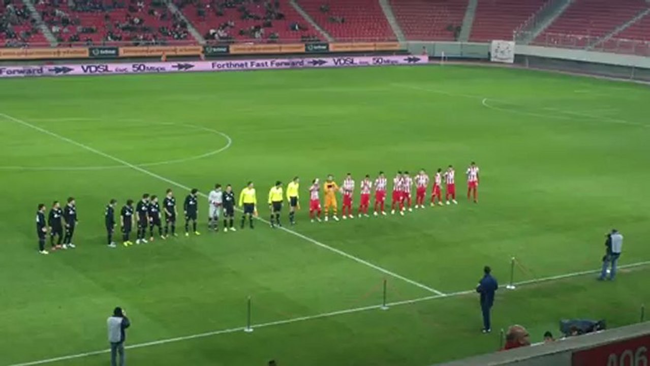 Η είσοδος των δύο ομάδων στον αγωνιστικό χώρο του "Γεώργιος Καραϊσκάκης" (Ολυμπιακός - Αθλέτικ Μπιμπάο)