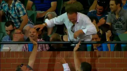 Cricket, spettatore raccoglie palla al volo dopo un fuoricampo