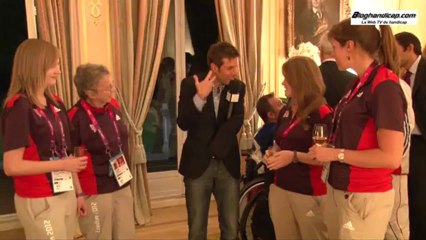 Les benevoles repondent a Grégory Cuilleron depuis la residence de l'Ambassadeur de France a Londres