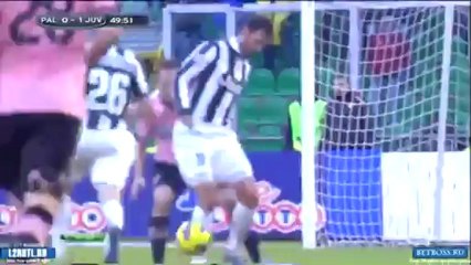 Pha đánh gót kiến tạo của Mirko Vucinic cho Stephan Lichtsteiner trong trận gặp Palermo