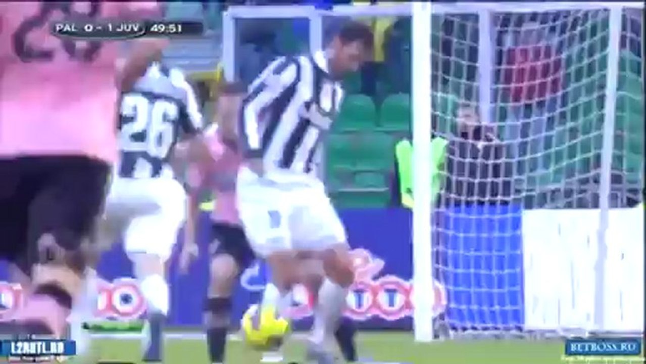 Pha đánh gót kiến tạo của Mirko Vucinic cho Stephan Lichtsteiner trong trận gặp Palermo